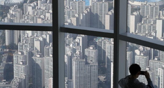 서울 송파구 롯데월드타워 전망대 '서울스카이'에서 바라본 잠실동 일대 아파트단지.  연합뉴스